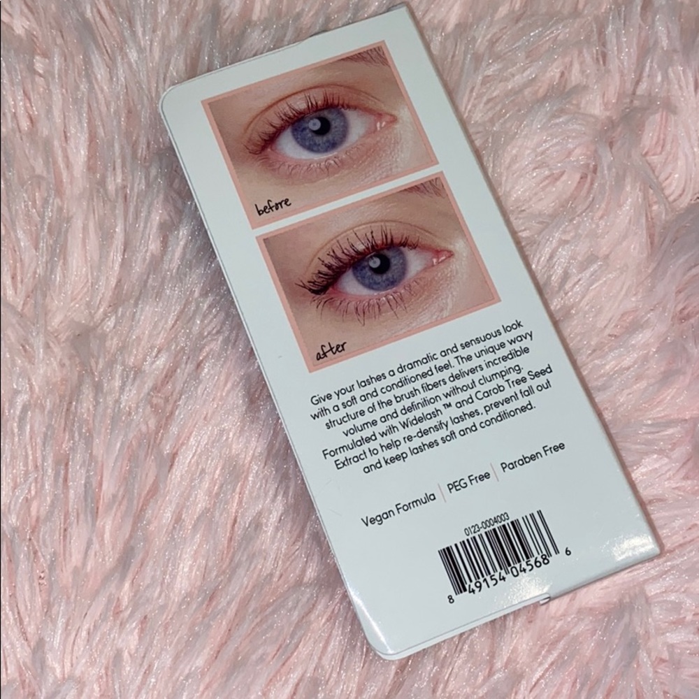 Volumizing Mascara - Picture 2 of 3